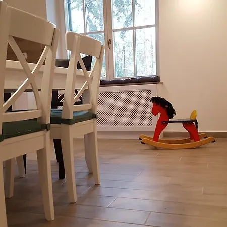 Edit Nyaraló *